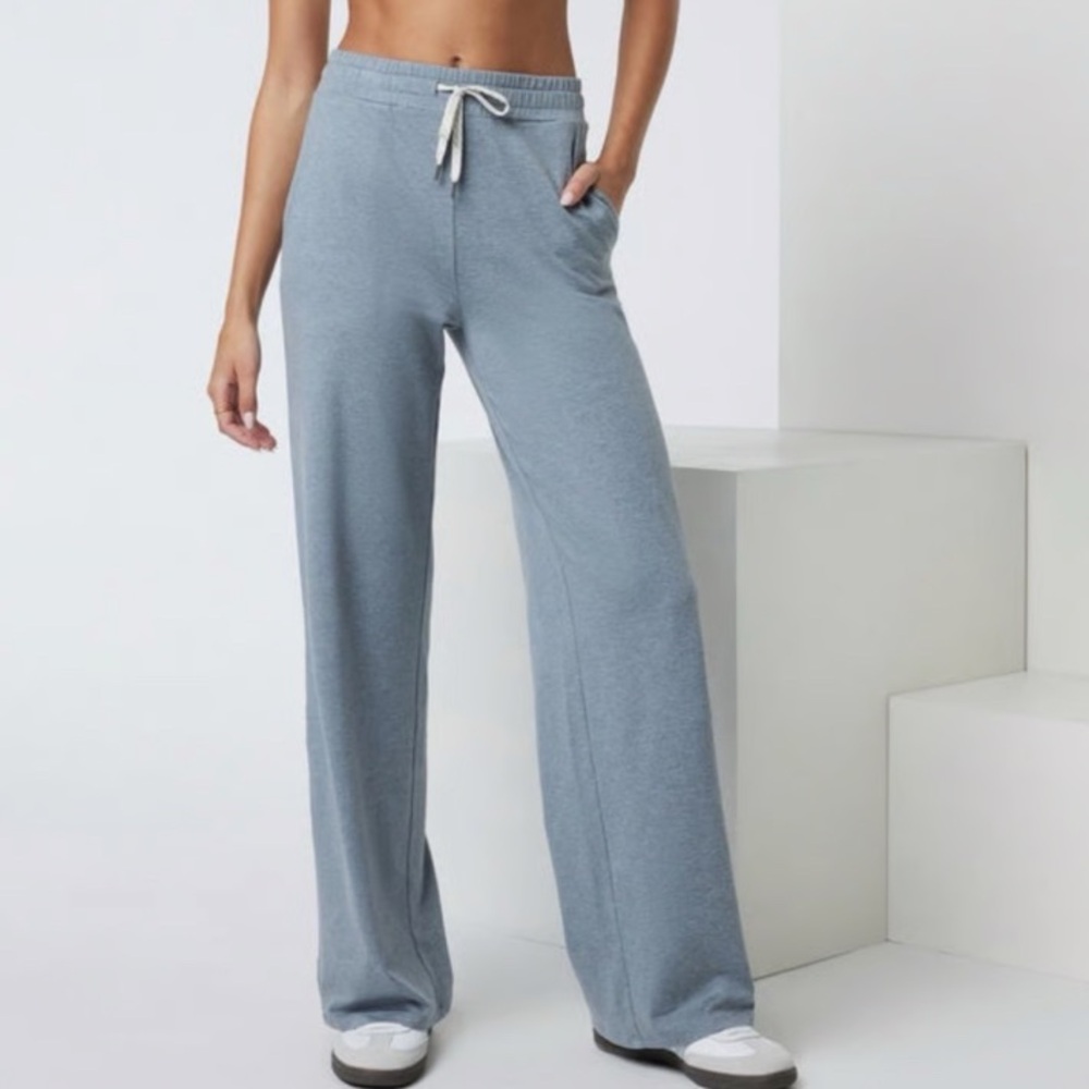 Vuori Essential Halo Wide leg pant size small